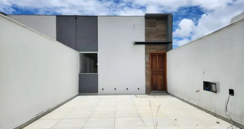 Casa triplex de 03 quartos, sendo 01 suíte e 02 vagas de garagem no São Pedro