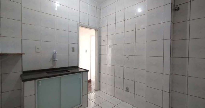 Locação - Amplo Apartamento para Locação na Rua Oscar Vidal com 03 Quartos