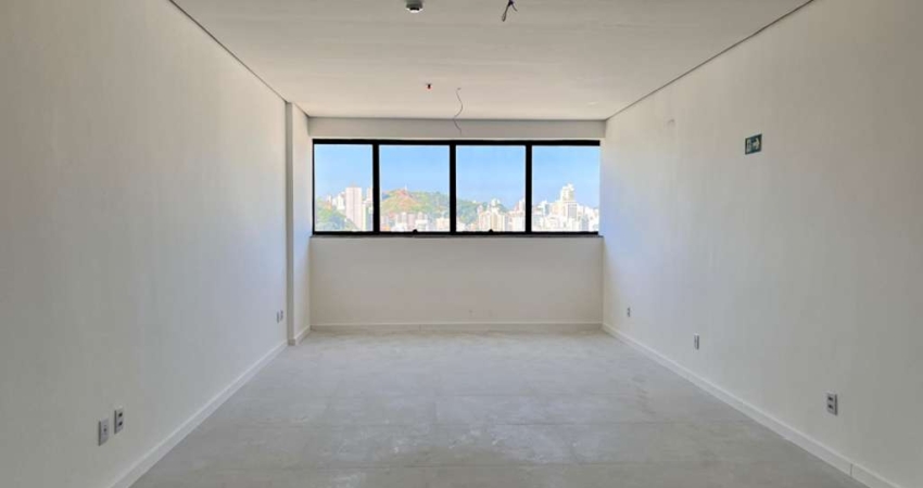 Sala comercial com 40m² e vaga de garagem a poucos metros do Novo Fórum
