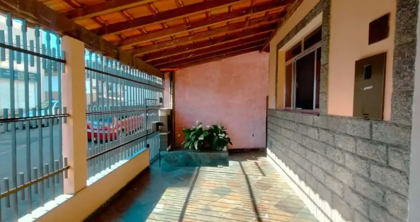 Locação - Casa com 03 quartos no Bairro Nossa Senhora das Graças