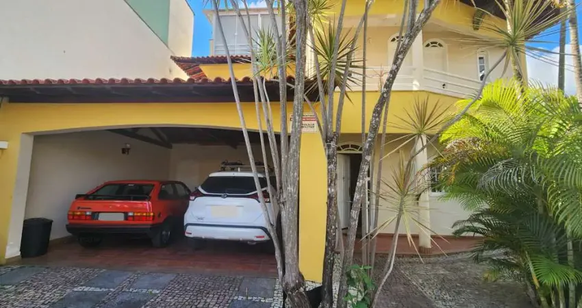 Casa com 06 quartos, sendo 03 suítes e quintal no quintas da avenida