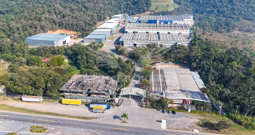 Galpão em condomínio para locação em araçariguama ao lado da rodovia castello branco