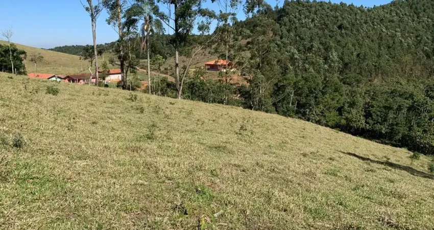 Vende-se terreno para chácara com fácil acesso em área rural de igaratá