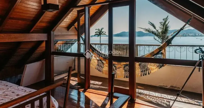 Casa com 2 quartos à venda na Morfim, 72, Estreito, Florianópolis