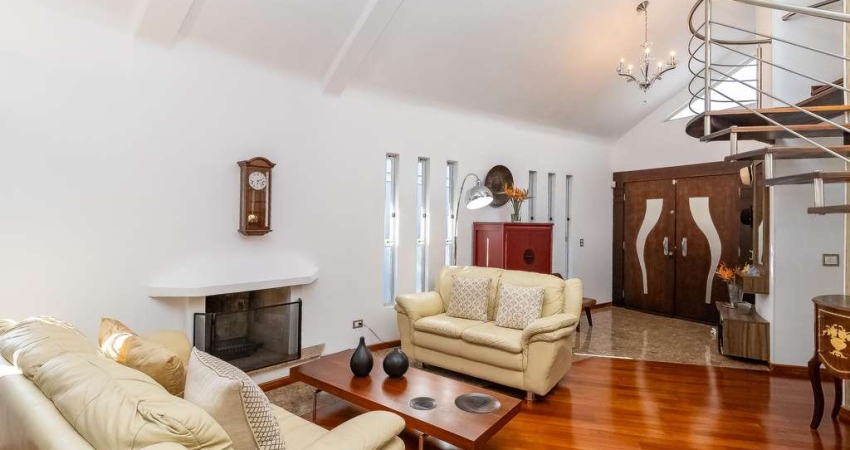 Casa com 03 suítes em Santa Felicidade