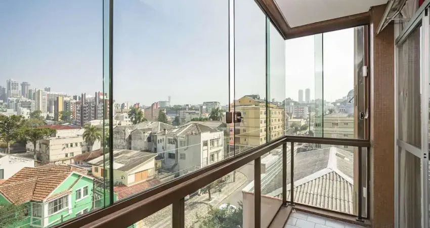 Apartamento com sacada no Mercês