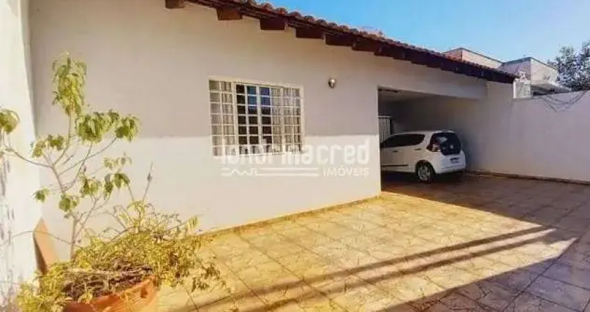 CASA NO JARDIM MONTE SINAI COM 03 QUARTOS SENDO 01 SUITE 02 BANHEIROS 4 VAGAS DE GARAGEM.