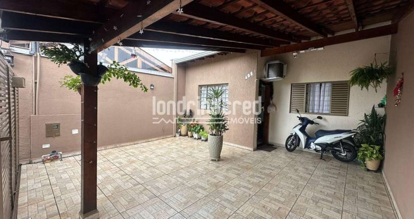 Casa geminada na região leste de Londrina, com 2 quartos, edícula com churrasqueira, cozinha planej