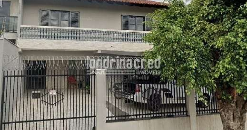Linda Casa no Jardim Tropical – 3 Quartos, 2 Salas, Cozinha Planejada, Edícula com Churrasqueira e