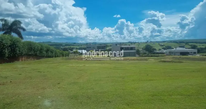 Terreno amplo de 1.463m² em condomínio de alto padrão, com ótima localização, segurança 24h e lazer