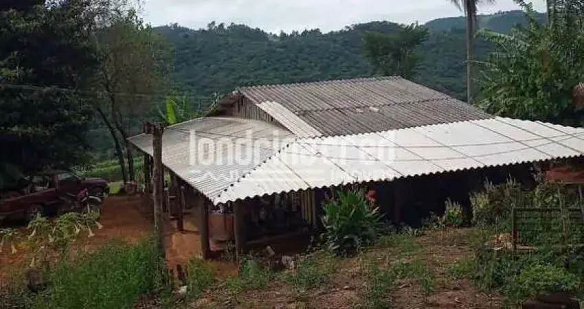 Área rural com 106.000m² e casa de madeira com 2 quartos, 2 banheiros, sala, cozinha e varanda ampl