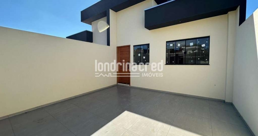 Casa assobradada na região oeste de Londrina com 2 quartos, 86m², 2 vagas, amplo quintal e ótimo pr