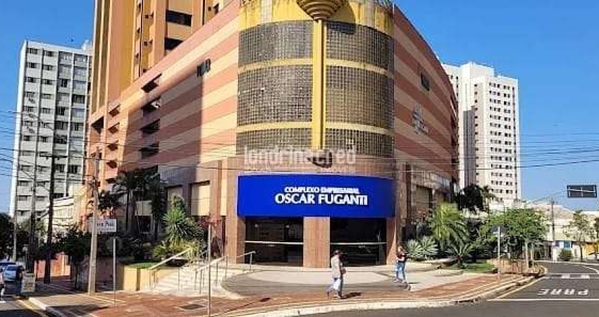 Sala comercial no Edifício Oscar Fuganti, 45m², com cozinha, ar, 1 vaga 24h, elevador e escada rola