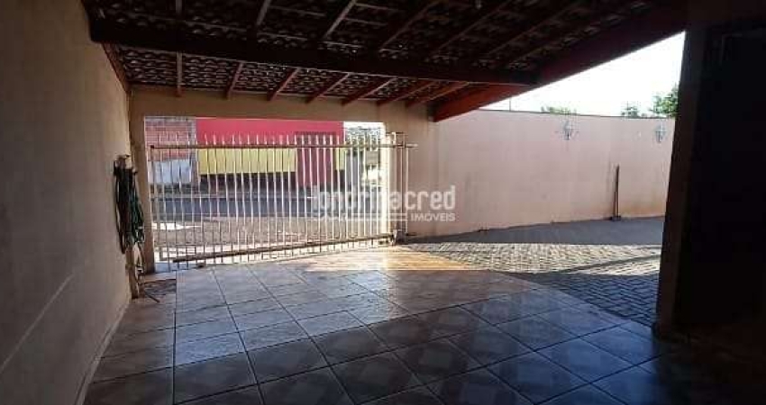 Casa de Esquina no Ouro Verde com 3 Quartos (1 Suíte), Churrasqueira Coberta, Banheiro Externo e Qu