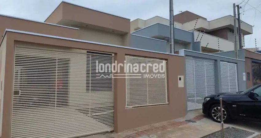 Casa com 2 quartos (1 suíte), sala com pé direito alto, copa, banheiro social e garagem coberta em