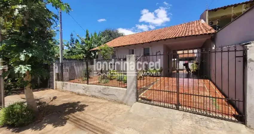 Casa espaçosa com 2 dormitórios, 2 banheiros e 2 vagas de garagem em terreno de 300m², com 126m² de