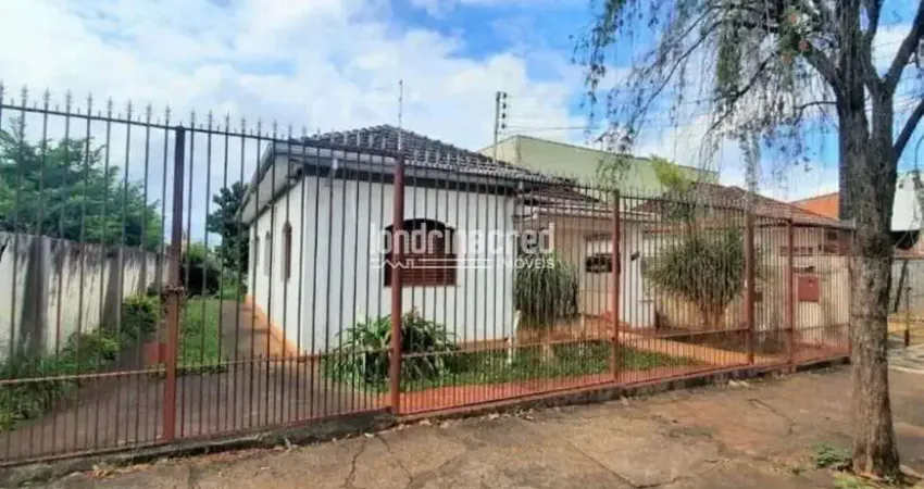 Casa no centro de londrina com amplo terreno de 562m², galpão nos fundos, quintal coberto e árvores