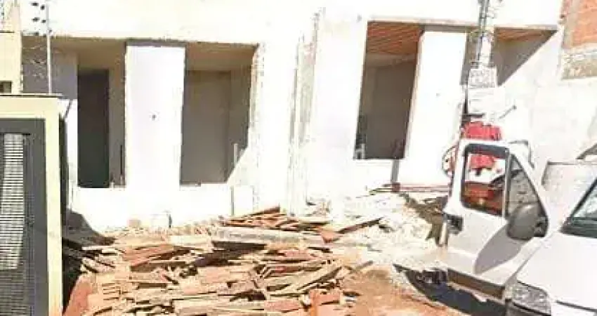 Casa em Fase de Acabamento com Pé Direito Alto, 3 Quartos, Lavanderia e Espaço nos Fundos para Área