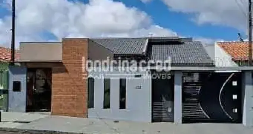 Casa à venda em Apucarana com 3 quartos, suíte, sala comercial na frente, terreno de 385 m² e aceit