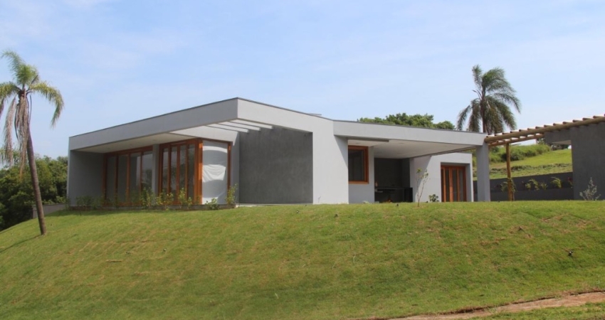Luxo e Conforto: Casa em Pardinho - Condomínio Ninho Verde II