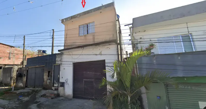 Sobrado com 3 casas e salão comercial em terreno de 250m2, no Parque Rodrigo Barreto, em Arujá, SP.