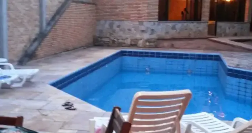 Linda casa com piscina e amplo espaço de lazer – perfeita para morar ou descansar!