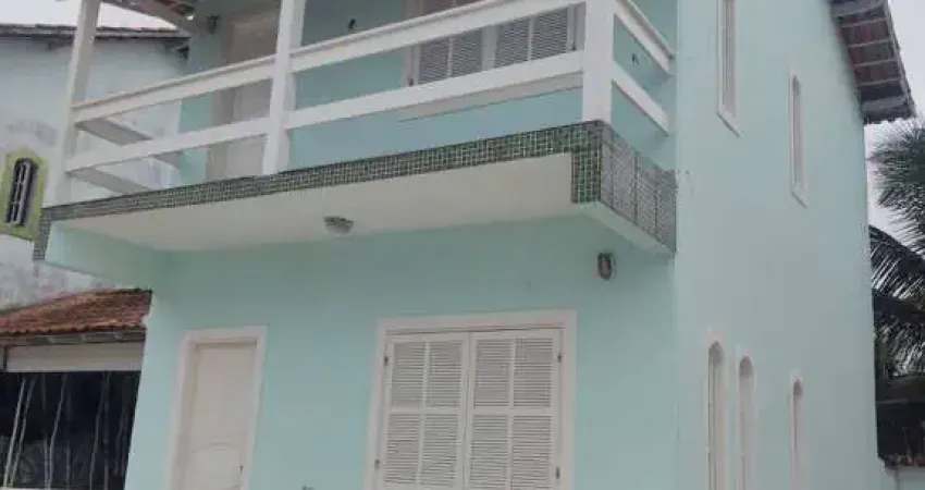 Duplex em Condomínio com Varanda vista lateral da Praia
