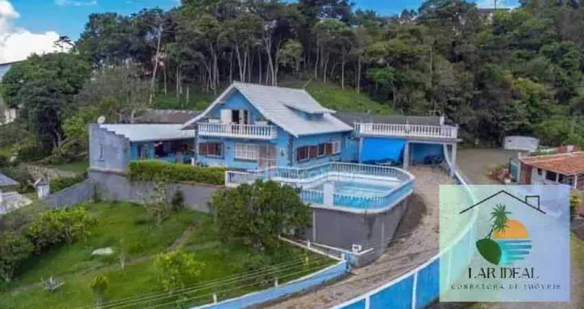 Linda Casa com Piscina com Vista para a Serra dos Órgãos e Dedo de Deus!