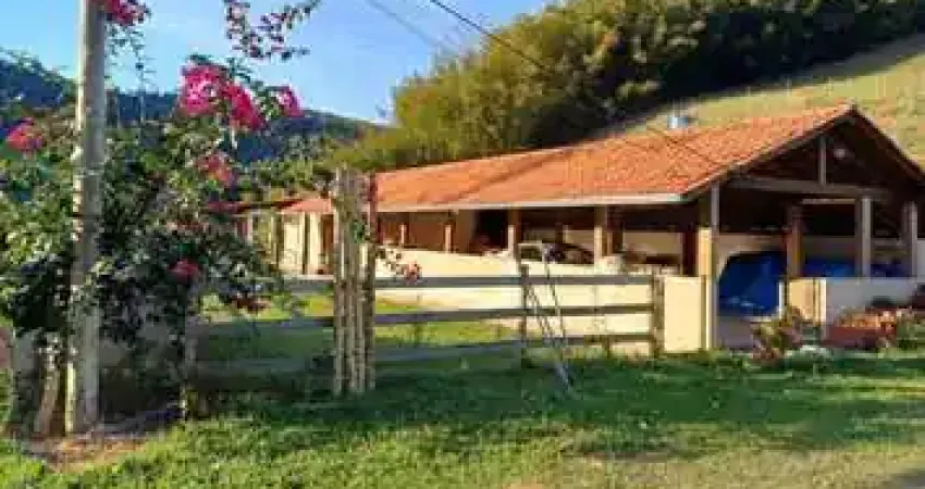 Sítio completo à venda – lazer, conforto e água em abundância