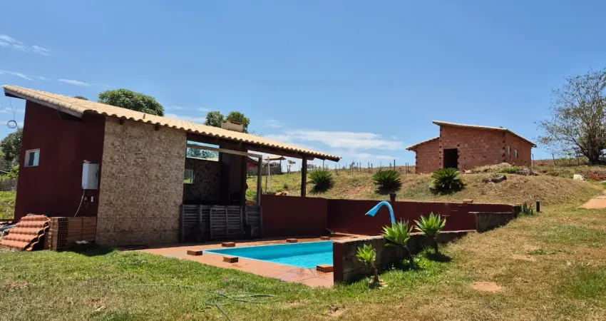 Chácara à venda a 5 minutos do centro, com área gourmet pronta para uso.