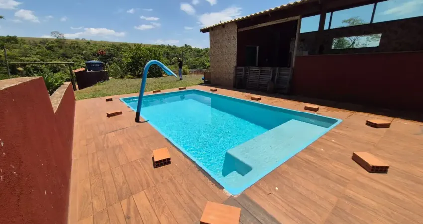 Chácara a 5 minutos do centro, com área gourmet pronta para uso.