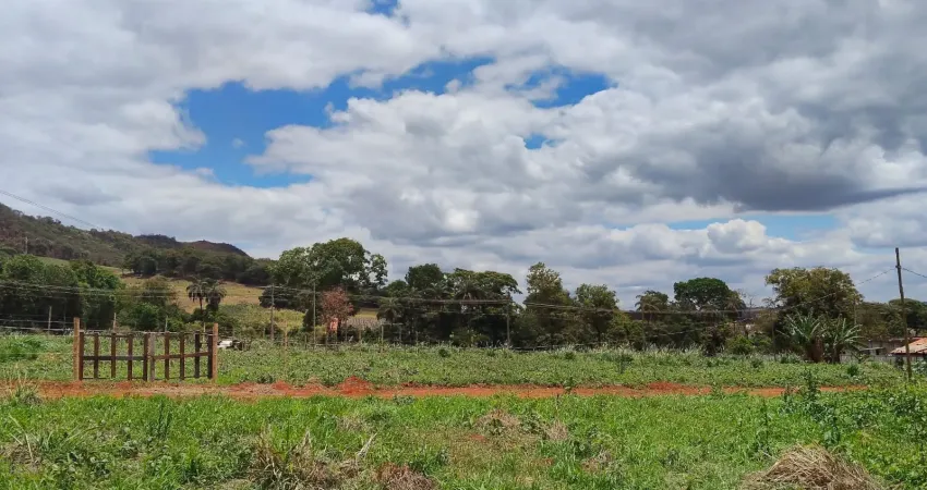 Vendo chácara medindo 500 metros quadrados, totalmente plana.