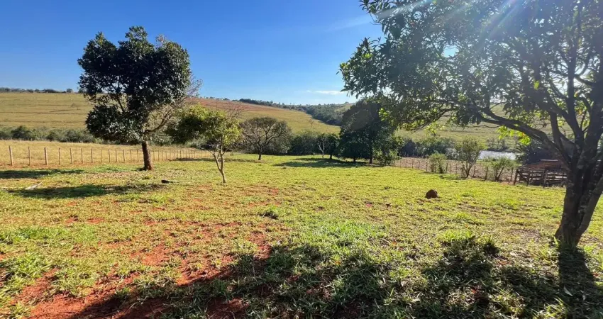 Excelente chácara com área de 1000 metros quadrados, água e luz ok