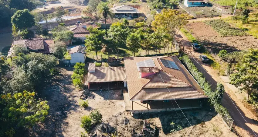 Sítio com área de 11.000 m² com ribeirão nos fundos em rio manso-mg