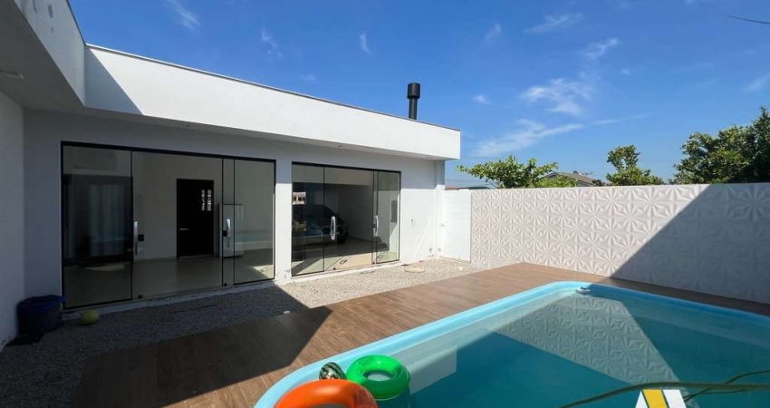 Casa pronta para morar com 3 quartos, piscina e espaço gourmet! no bairro Nova Divinéia - Araranguá/SC