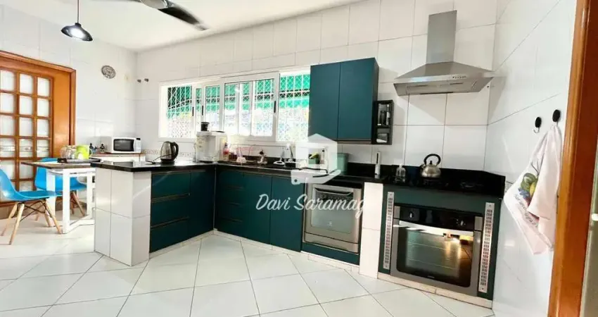 Excelente casa linear de condomínio com 4 quartos, área gourmet e piscina