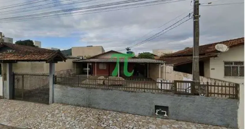 Casa a apenas 400m do mar e 450m do beto carreiro no coração de penha/sc