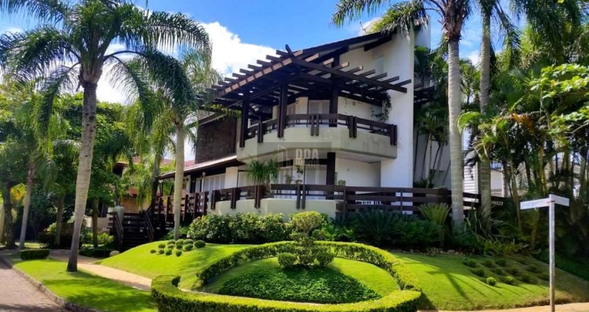Linda Casa em Jurere Internacional, com 5 Suites a 45m do Mar