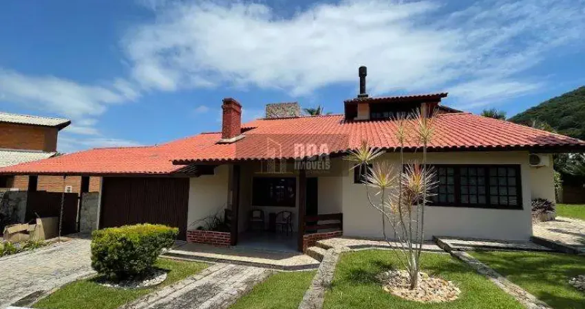 Excelente casa em condomínio fechado, sambaqui. 3 dormitórios,