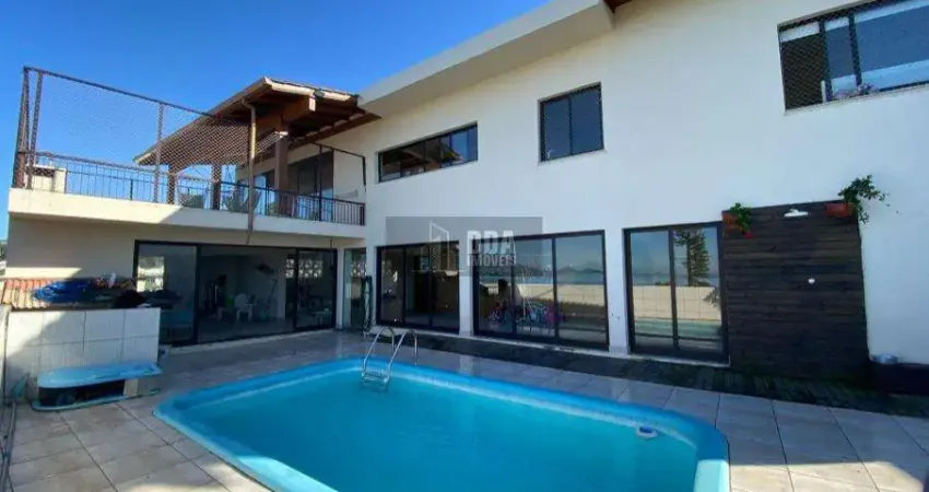 Excelente casa na ponta de baixo, piscina aquecida, vista mar.