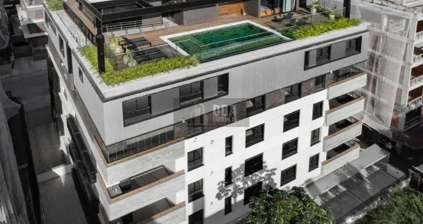 Apartamento com 3 suites e decorado, ao lado da praia em jurerê