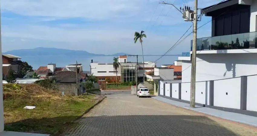 Terreno à venda na Rua Assis Brasil, Ponta de Baixo, São José