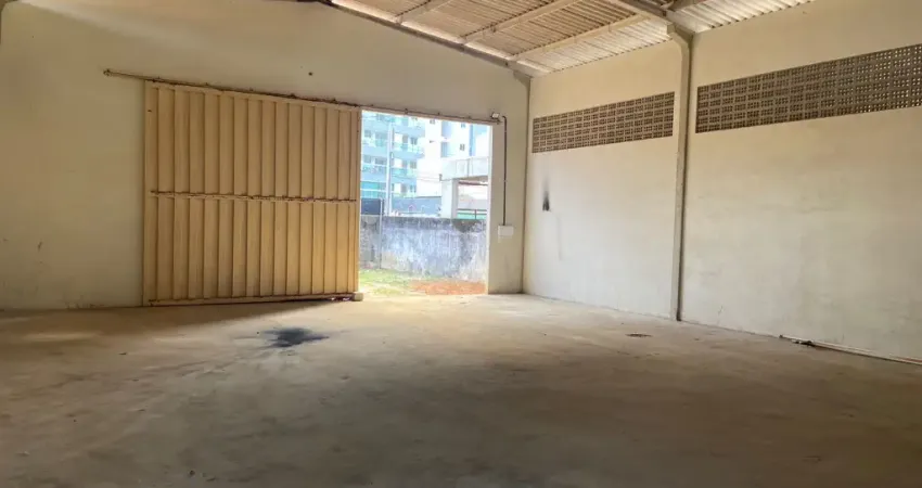 Alugo galpão casa n mais de 400 m2 a 100 m2 do mar bairro jardim Oceania   João Pessoa PB.