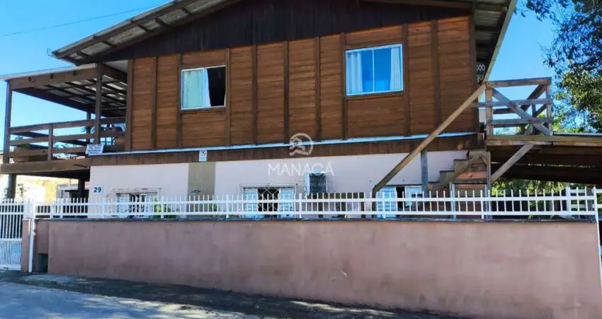 Sobrado com 5 quartos sendo 3 suítes e com piscina para venda em barra velha - sc