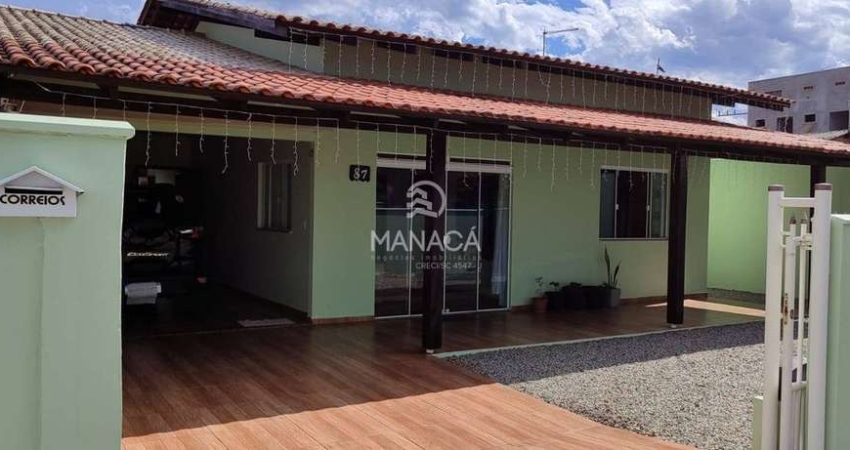 Casa 2 quartos 1 suíte, 600m da praia, garagem pra 2 carros no São Cristóvão