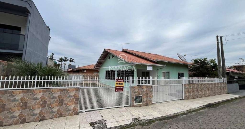 Casa 3 quartos, 1 suíte, estrutura para 2ª piso, terreno grande, no São Cristóvão