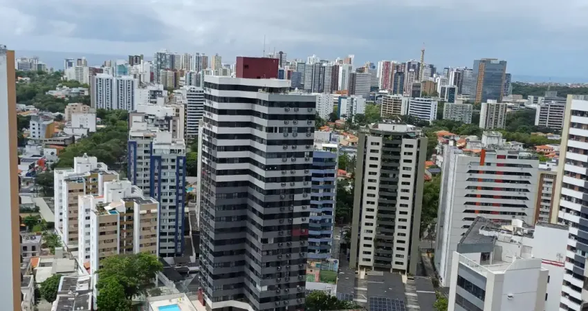 Cobertura com excelente vista para itaigara e parque sao vicente