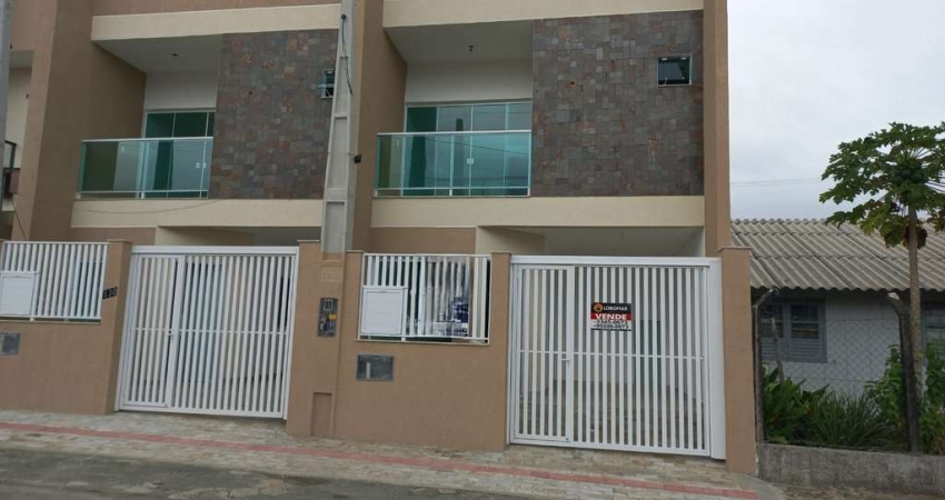 Sobrado com duas suítes, à apenas 200m do mar, à venda por R$ 720.000,00 - Armaç