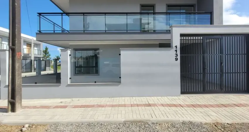 Sobrado esquina, 3 dormitórios, sendo 1 suíte, Itacolomi em Baln. Piçarras-SC.