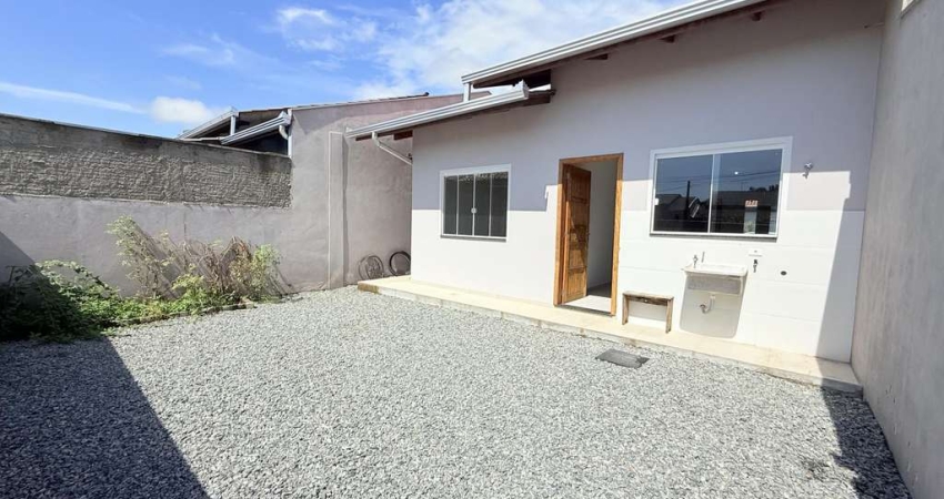 Casa com espaço de pátio à venda na praia de itajuba, próximo a Balneário Piçarr
